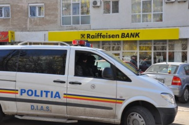Mascaţii au năvălit în două sedii Raiffeisen Bank, în dosarul ţiganilor de la Cuza Vodă - video